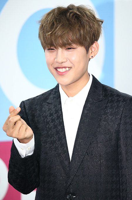 그룹 워너원(Wanna One) 박우진이 7일 오후 서울 구로구 고척스카이돔에서 열린 ‘워너원 프리미어 쇼콘(Wanna One Premier Show-Con)' 기자회견에서 포즈를 취하고 있다.