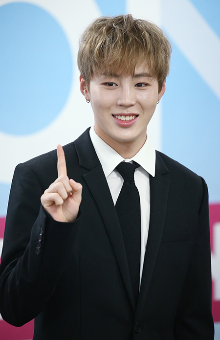 그룹 워너원(Wanna One) 하성운이 7일 오후 서울 구로구 고척스카이돔에서 열린 ‘워너원 프리미어 쇼콘(Wanna One Premier Show-Con)' 기자회견에서 포즈를 취하고 있다.