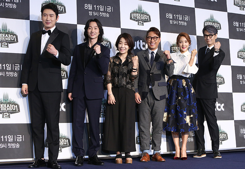 10일 오후 서울 마포구 스탠포드호텔에서 열린 JTBC '팬텀싱어2' 제작발표회에서 손혜수, 마이클리, 김문정, 윤종신, 바다, 윤상이 포즈를 취하고 있다.