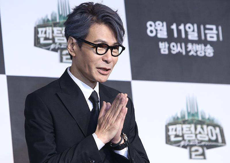 가수 윤상이 10일 오후 서울 마포구 스탠포드호텔에서 열린 JTBC '팬텀싱어2' 제작발표회에서 포즈를 취하고 있다.