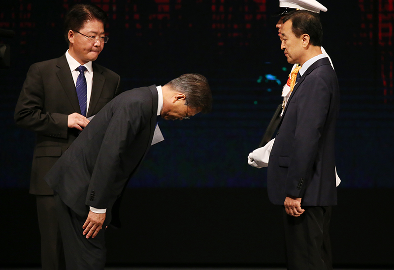 문재인 대통령이 지난해 8월 15일 서울 세종문화회관에서 열린 제72주년 광복절 경축식에서 독립유공자 포상을 하며 유공자의 후손에게 고개 숙여 인사하고 있는 모습