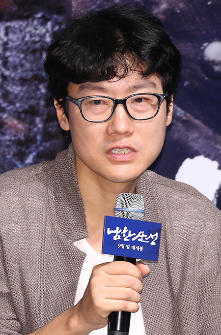 황동혁 감독이 23일 오전 서울 강남구 압구정 CGV에서 열린 영화 '남한산성' 제작보고회에서 질문에 답하고 있다.