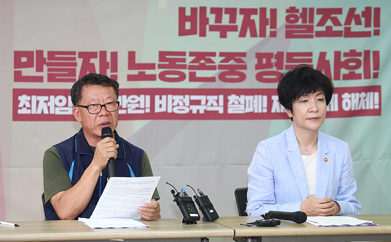 민주노총 최종진 위원장 직무대행이 24일 오후 서울 중구 정동 민주노총에서 열린 김영주 고용노동부 장관 면담에서 인사말을 하고 있다.