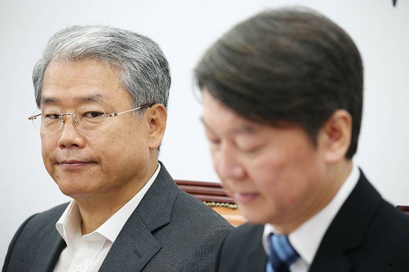 국민의당 김동철 원내대표가 28일 오전 국회에서 열린 최고위원회의에서 안철수 대표를 바라보고 있다.