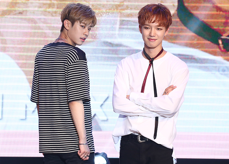 그룹 MXM(임영민,김동현)이 6일 오후 서울 강남구 KT&G상상마당 대치아트홀에서 열린 첫 미니앨범 언믹스(UNMIX) 쇼케이스에서 포즈를 취하고 있다.