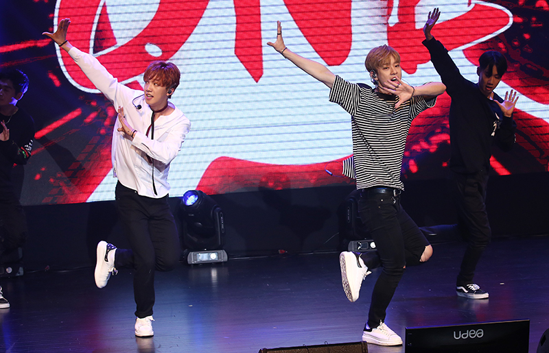 그룹 MXM(임영민,김동현)이 6일 오후 서울 강남구 KT&G상상마당 대치아트홀에서 열린 첫 미니앨범 언믹스(UNMIX) 쇼케이스에서 화려한 무대를 선보이고 있다.