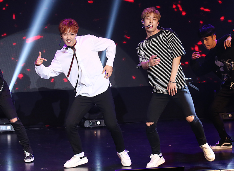 그룹 MXM(임영민,김동현)이 6일 오후 서울 강남구 KT&G상상마당 대치아트홀에서 열린 첫 미니앨범 언믹스(UNMIX) 쇼케이스에서 화려한 무대를 선보이고 있다.