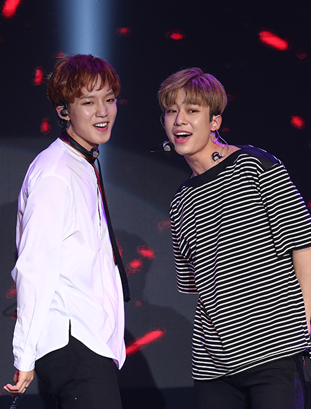 그룹 MXM(임영민,김동현)이 6일 오후 서울 강남구 KT&G상상마당 대치아트홀에서 열린 첫 미니앨범 언믹스(UNMIX) 쇼케이스에서 멋진 무대를 보여주고 있다.