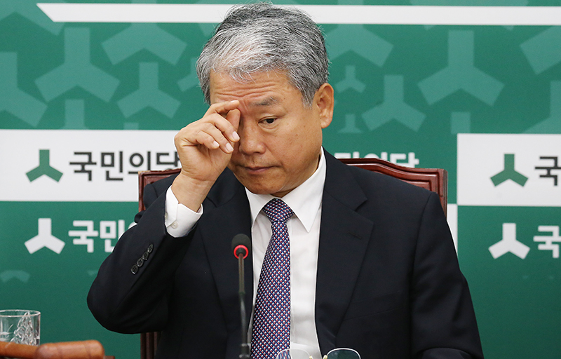 국민의당 김동철 원내대표가 12일 오전 국회에서 열린 원내대책회의에서 눈을 비비고 있다.