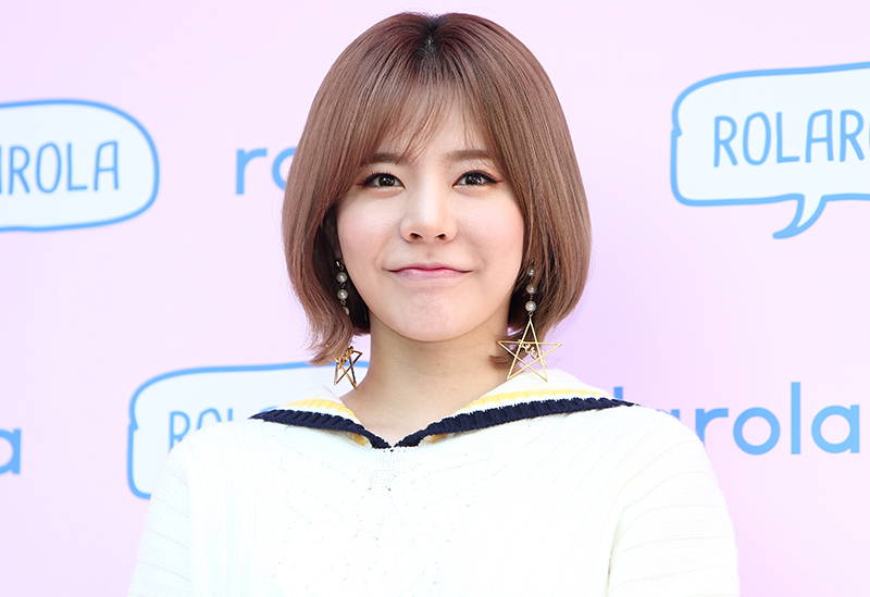 소녀시대의 써니가 15일 오후 서울 마포구 로라로라 홍대점에서 열린 플래그쉽 스토어 오픈 기념 포토월 행사에서 포즈를 취하고 있다.