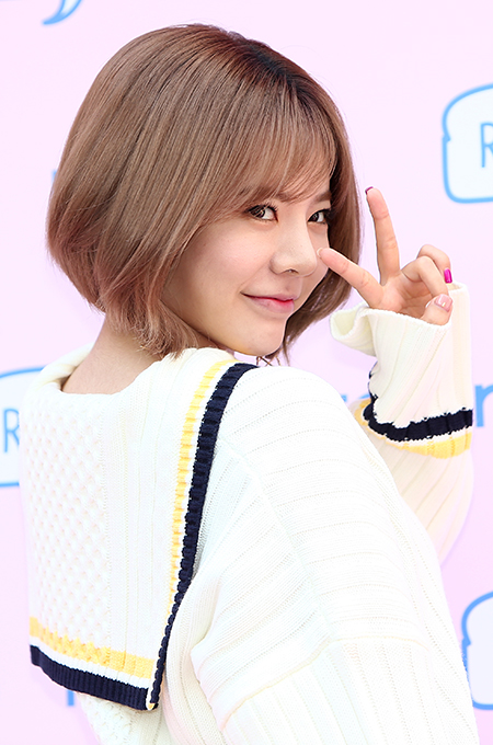 소녀시대의 써니가 15일 오후 서울 마포구 로라로라 홍대점에서 열린 플래그쉽 스토어 오픈 기념 포토월 행사에서 포즈를 취하고 있다.