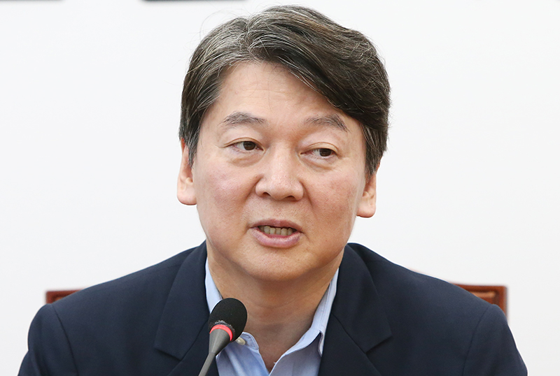 국민의당 안철수 대표가 17일 오전 국회에서 열린 시·도당위원장협의회 간담회에서 인사말을 하고 있다.