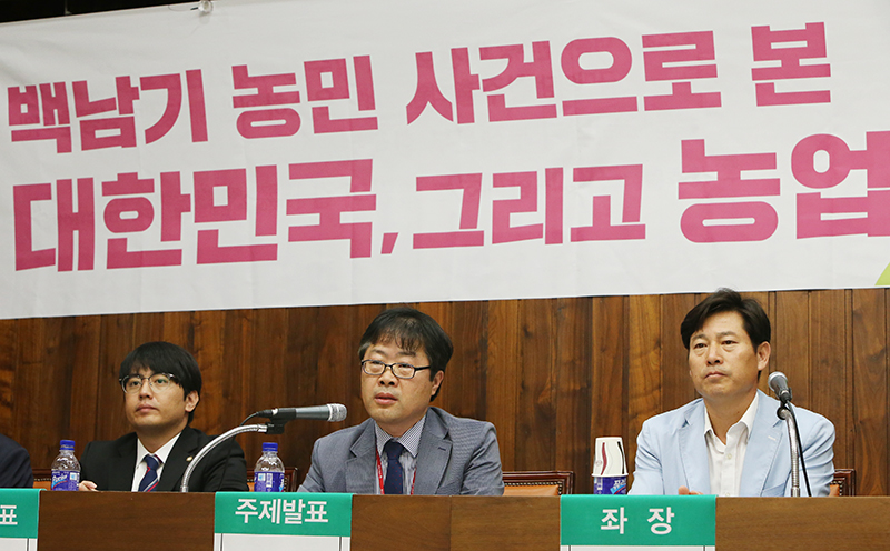 이재승 건국대학교 법학전문대학원 교수가 22일 오전 국회도서관 소회의실에서 열린 백남기 농민 1주기 토론회 백남기 농민 사건으로 본 대한민국, 그리고 농업에서 주제발표를 하고 있다.