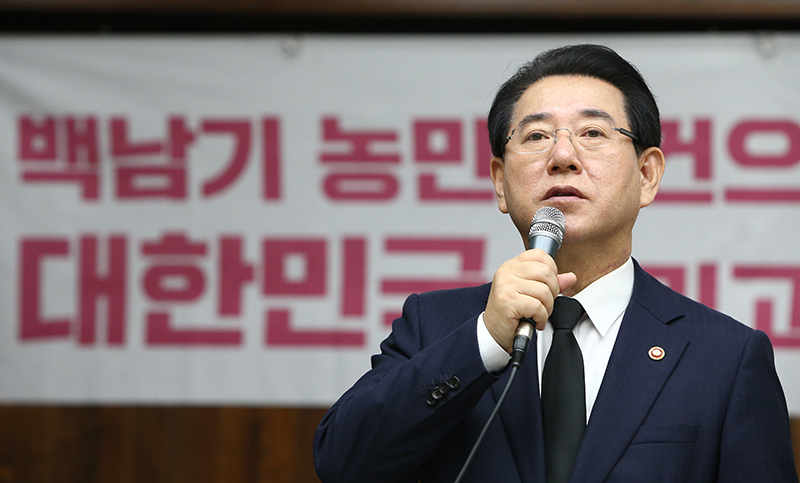 김영록 농림축산식품부 장관이 22일 오전 국회도서관 소회의실에서 열린 백남기 농민 1주기 토론회 백남기 농민 사건으로 본 대한민국, 그리고 농업에서 인사말을 하고 있다.