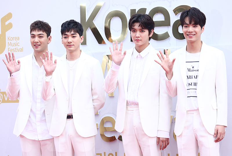 그룹 뉴이스트W(JR,Aron,백호,렌)가 1일 오후 서울 구로구 고척스카이돔에서 열린 2017 코리아 뮤직 페스티벌에서 레드카펫 행사에서 포즈를 취하고 있다.