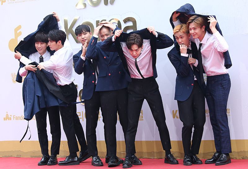 그룹 비투비(서은광, 이민혁, 이창섭, 임현식, 프니엘, 정일훈, 육성재)가 1일 오후 서울 구로구 고척스카이돔에서 열린 2017 코리아 뮤직 페스티벌에서 레드카펫 행사에서 포즈를 취하고 있다.