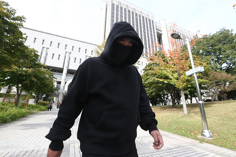 음주운전을 한 혐의로 재판에 넘겨진 가수 길이 13일 오후 서울 서초구 서울중앙지방법원에서 열린 선고공판을 마친 뒤 법원을 나서고 있다. 재판부는 길에게 징역 6월에 집행유예 2년을 선고했다.