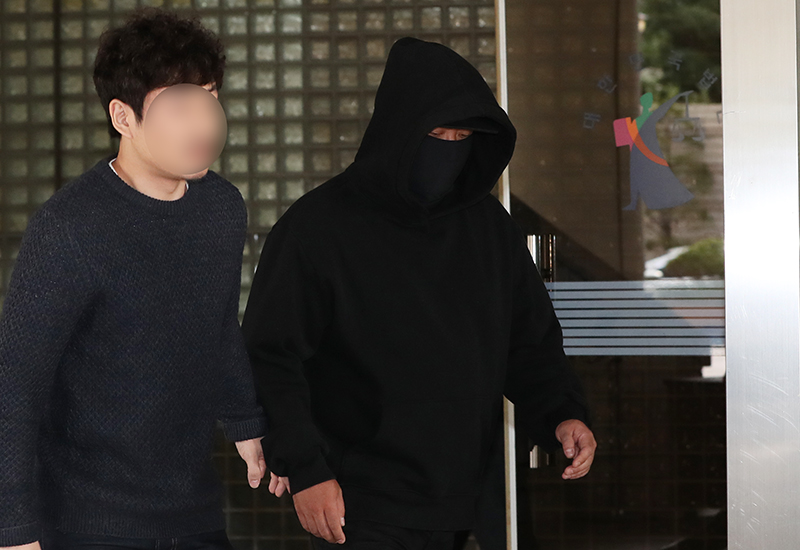 음주운전을 한 혐의로 재판에 넘겨진 가수 길이 13일 오후 서울 서초구 서울중앙지방법원에서 열린 선고공판을 마친 뒤 법원을 나서고 있다. 재판부는 길에게 징역 6월에 집행유예 2년을 선고했다.