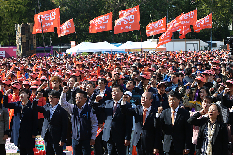 15일 오후 서울 시청광장에서 열린 민중당 광장 출범식에서 김종훈-김창한 상임대표 등이 민중의례를 하고 있다.