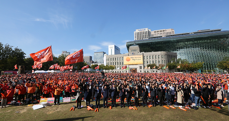 15일 오후 서울 시청광장에서 열린 민중당 광장 출범식에서 당원들이 민중의례를 하고 있다.