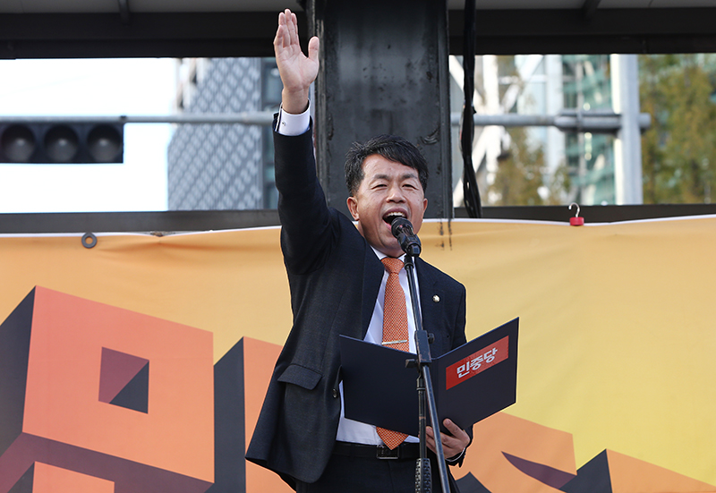 민중당 윤종오 원내대표가 15일 오후 서울 종로 보신각 앞에서 정치 퍼레이드를 마무리하며 정치연설을 하고 있다.