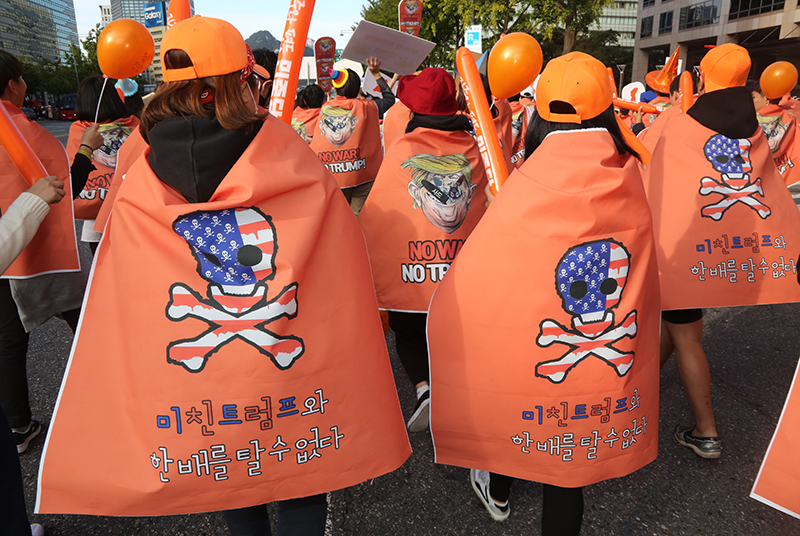 민중당 당원들이 15일 오후 서울광장에서 열린 민중당 광장 출범식을 마친 뒤 보신각으로 행진하며 트럼프 미국 대통령을 규탄하고 있다.