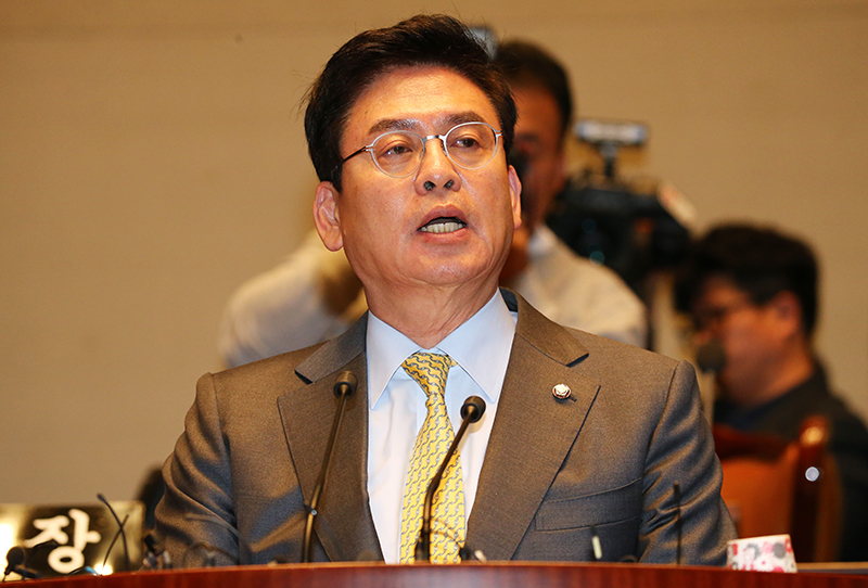 자유한국당 정우택 원내대표가 26일 오후 국회에서 열린 방송통신위원회의 방문진 이사 선임 관련 긴급 비상의원총회에서 발언하고 있다.