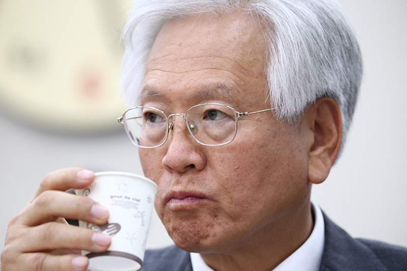 고영주 전 방송문화진흥회 이사장이 국정감사에서 물을 마시는 모습.