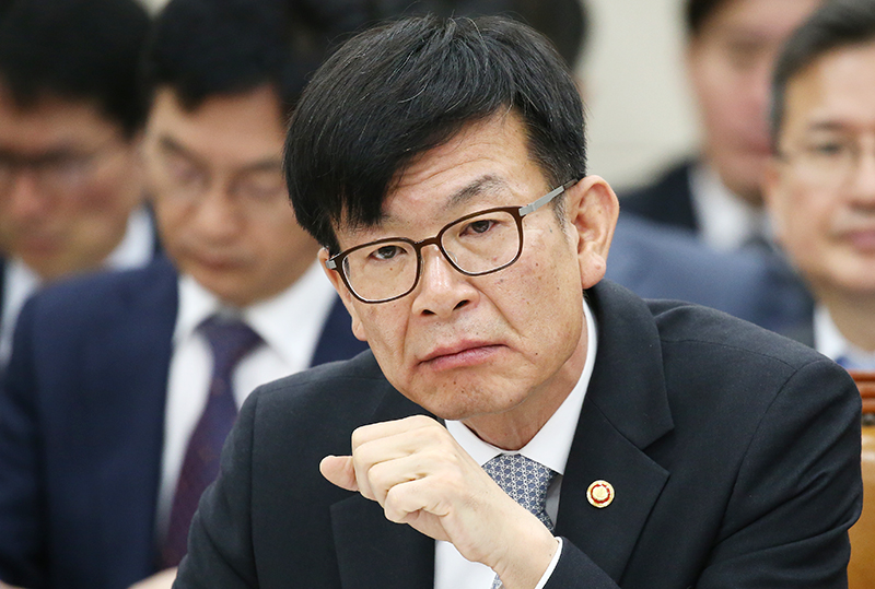 김상조 공정거래위원장이 오전 국회에서 열린 정무위의 국무조정실,공정거래위,국가보훈처 등에 대한 종합 국정감사에서 질문을 듣고 있다.