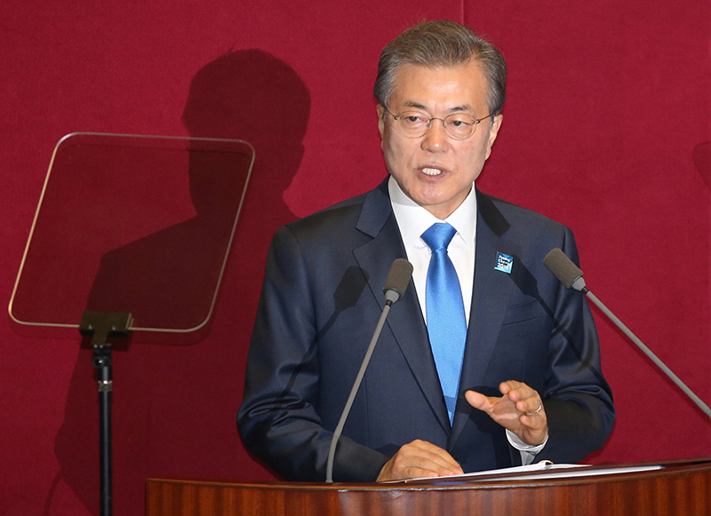 문재인 대통령이 1일 오전 서울 여의도 국회 본회의장에서 2018년도 예산안 편성 관련 시정연설을 하고 있다.