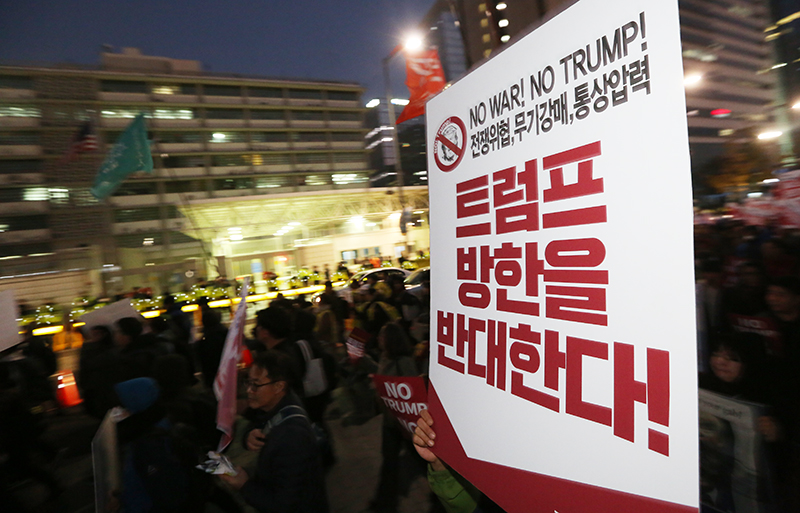 트럼프 미국 대통령 방한을 앞둔 4일 오후 서울 종로 미국 대사관 앞에서 NO 트럼프 NO WAR 범국민대회 참가자들이 구호를 외치며 트럼프 방한을 반대하고 있다.