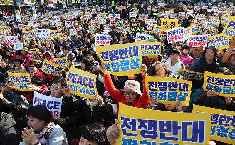 5일 오후 서울 종로구 세종로 공원에서 열린 트럼프 방한 즈음한 시민평화행동 전쟁반대 평화협상 집회에서 참가자들이 구호를 외치고 있다.