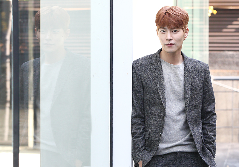배우 홍종현이 9일 오전 서울 강남구 압구정의 한 카페에서 민중의소리와 인터뷰를 앞두고 포즈를 취하고 있다.