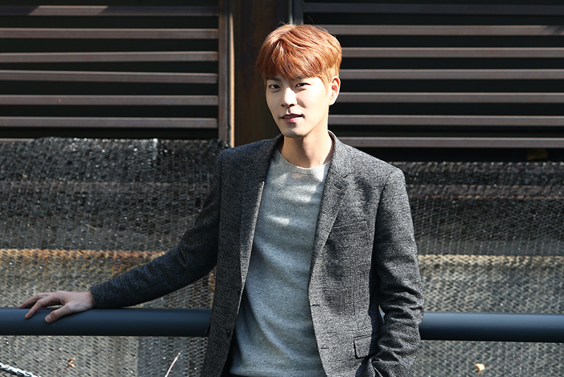 배우 홍종현이 9일 오전 서울 강남구 압구정의 한 카페에서 민중의소리와 인터뷰를 앞두고 포즈를 취하고 있다.