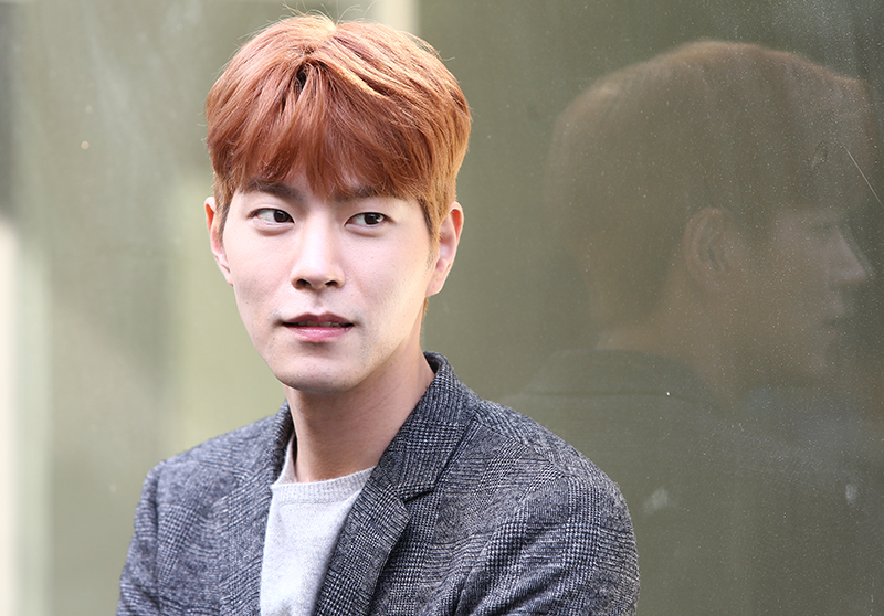 배우 홍종현이 9일 오전 서울 강남구 압구정의 한 카페에서 민중의소리와 인터뷰를 앞두고 포즈를 취하고 있다.