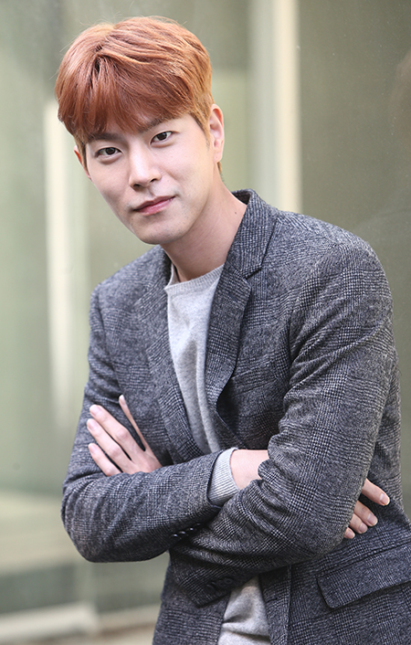 배우 홍종현이 9일 오전 서울 강남구 압구정의 한 카페에서 민중의소리와 인터뷰를 앞두고 포즈를 취하고 있다.