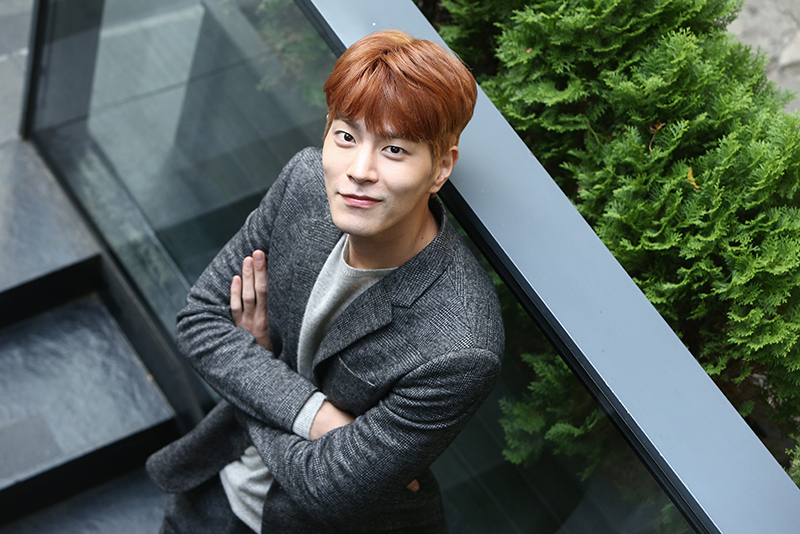 배우 홍종현이 9일 오전 서울 강남구 압구정의 한 카페에서 민중의소리와 인터뷰를 앞두고 포즈를 취하고 있다.