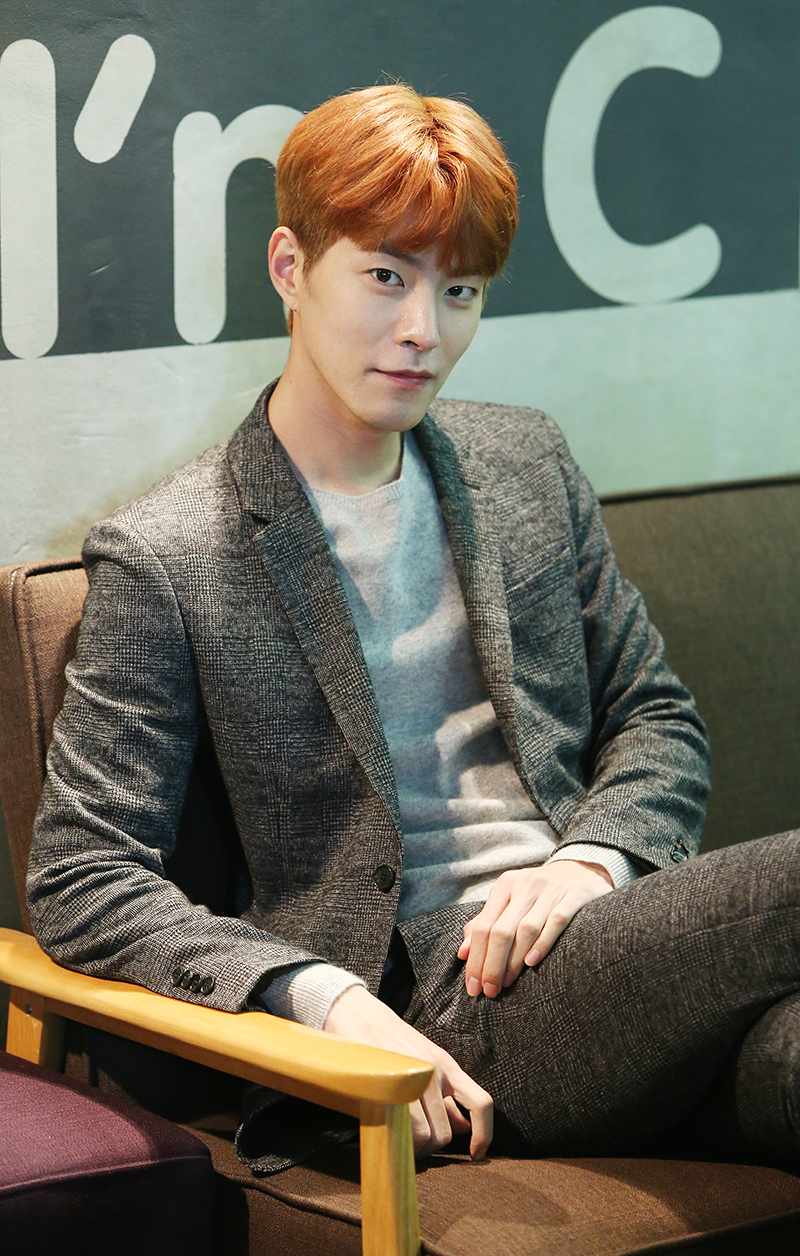 배우 홍종현이 9일 오전 서울 강남구 압구정의 한 카페에서 민중의소리와 인터뷰를 앞두고 포즈를 취하고 있다.