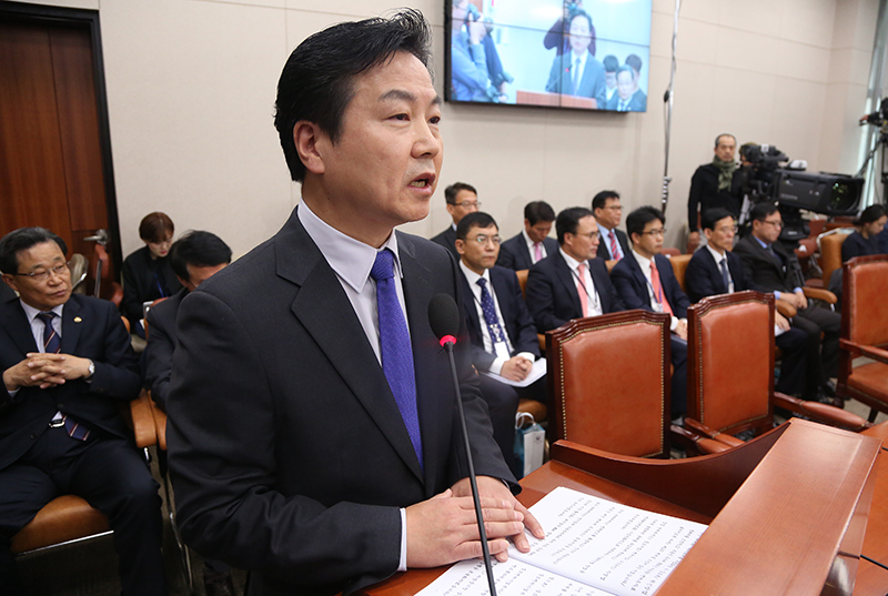 홍종학 중소벤처기업부 장관 후보자가 10일 오전 국회에서 열린 산업통상자원중소벤처기업위원회의 인사청문회에서 모두발언을 하고 있다.