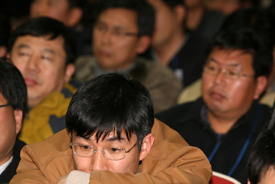 무거운 표정의 중앙위원들