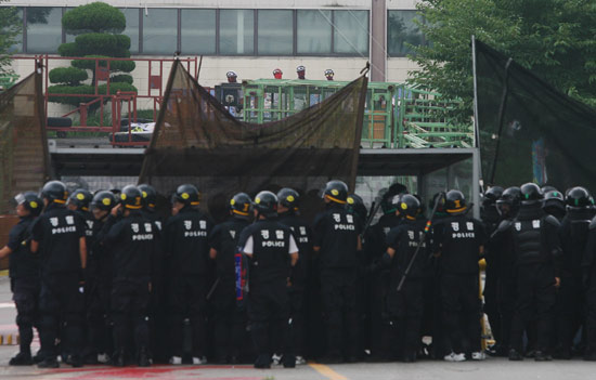 공장 막은 경찰