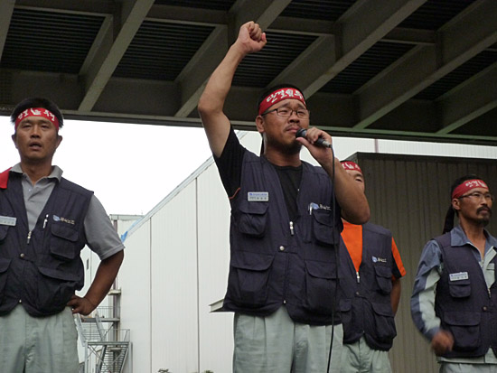 2009년 8월 6일 노사협상을 타결짓고 한상균 쌍용차 노조 지부장이 보고대회에서 주먹을 쥐어 보이고 있다.