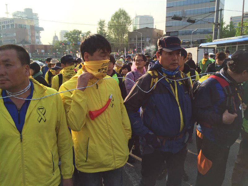 세월호 유가족들이 5월 2일 새벽, 광화문 광장으로 가게 해달라며 서로의 목에 줄을 걸고 경찰과 대치하고 있다.