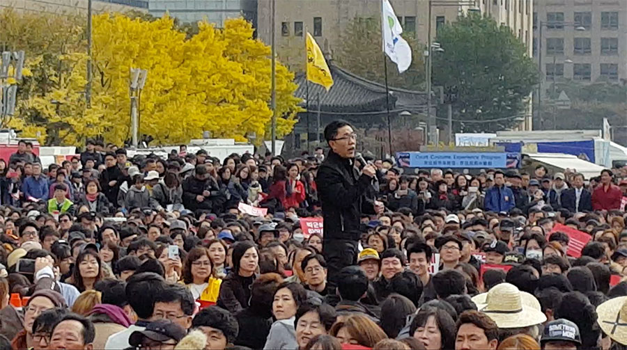 12일 2시 광화문광장에서 열린 광장집회 “평범한 사람들의 민주주주의 지금, 바로, 여기서”에서 사회를 보고 있는 방송인 김제동