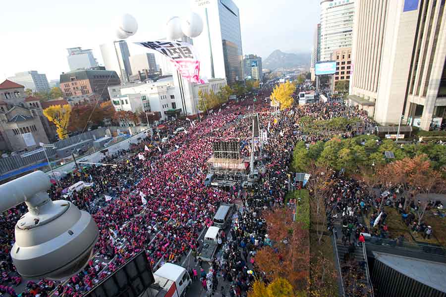 12일 오후 4시 서울광장에서 남대문까지 민중총궐기 참가자들이 꽉 들어차있다.