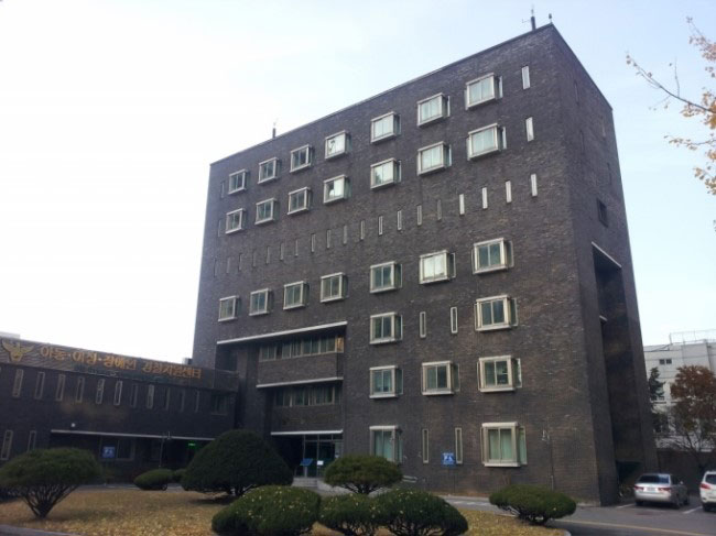 남영동 대공분실 전경:남영동 대공분실의 외관은 잘 만든 기숙사 혹은 대학의 연구동 같다. 유독 5층 고문실의 창문만 세로형이다. 탈출을 막으면서 일그러진 건물의 조형미까지 챙겼다