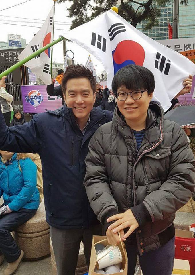 김세의 기자와 윤서인씨가 태극기 집회에서 찍은 사진