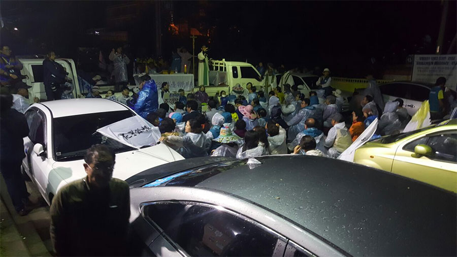 6일 밤 국방부의 사드 임시배치 소식에 모여든 주민들과 시민사회단체 회원들