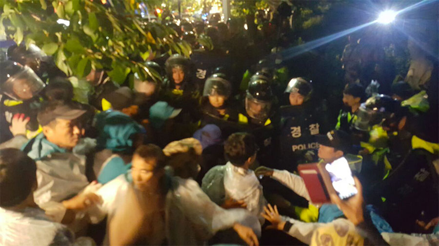 6일 밤 11시 50분께 사드 발사대 추가반입을 막기 위해 주민들과 연대단체 회원들이 경찰과 몸싸움을 벌이고 있다.