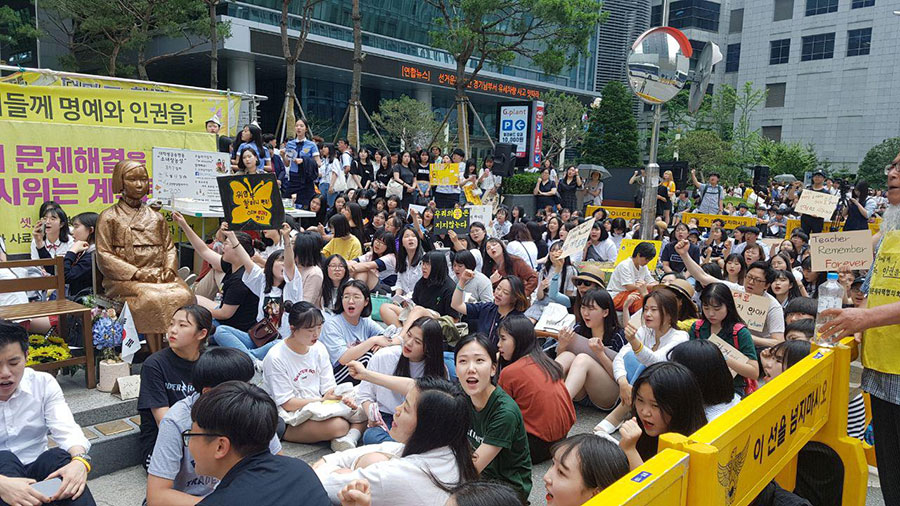 한국정신대문제대책협의회(이하 정대협)가 13일 종로구 주한일본대사관 앞에서 진행한 ‘1339차 일본군성노예제 문제해결을 위한 정기 수요집회’에 약 700여 명의 청소년들이 참가했다.